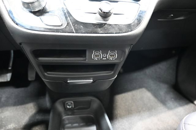 Used 2025 Chrysler Pacifica Select image 18