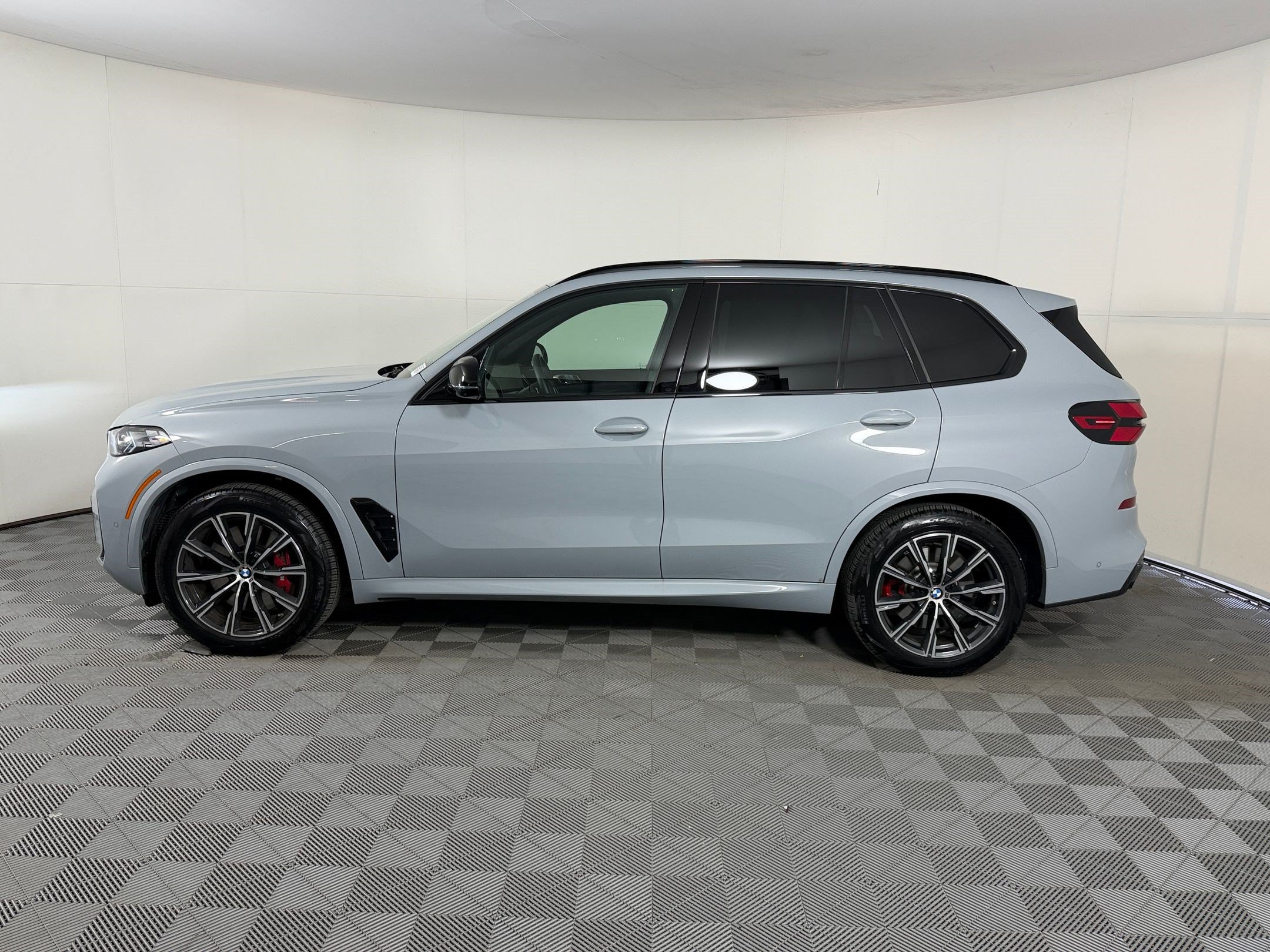 Used 2026 BMW X5 M60i AWD/4WD image 2