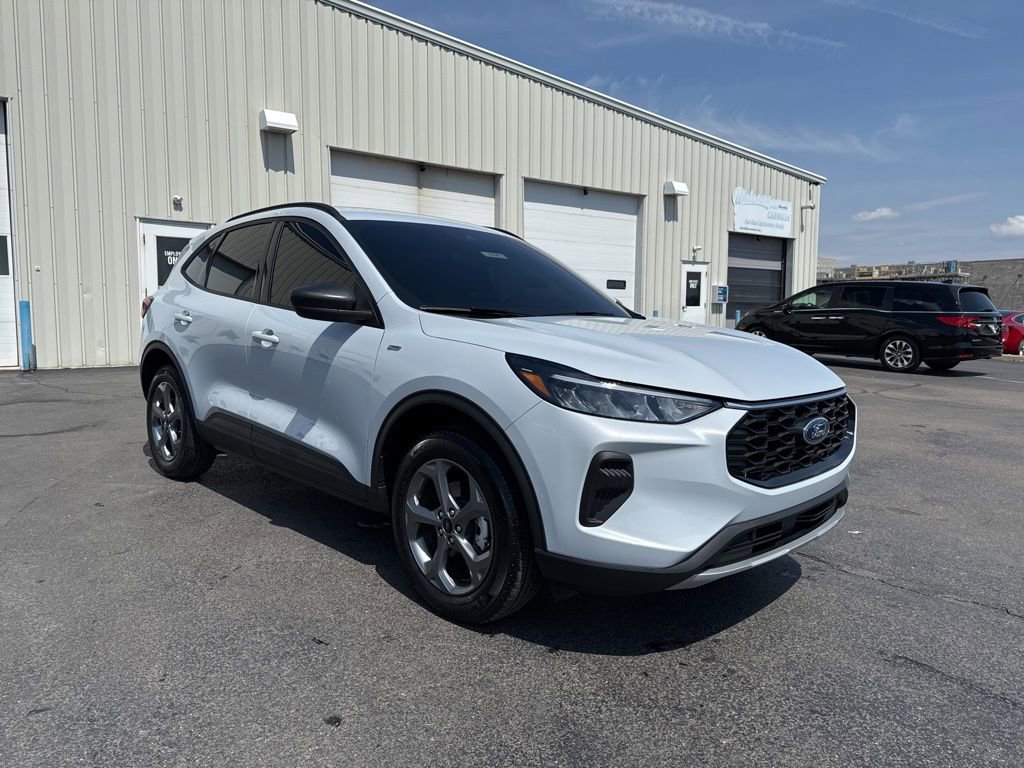 Used 2025 Ford Escape ST-Line w/ Cold Weather Package image 1