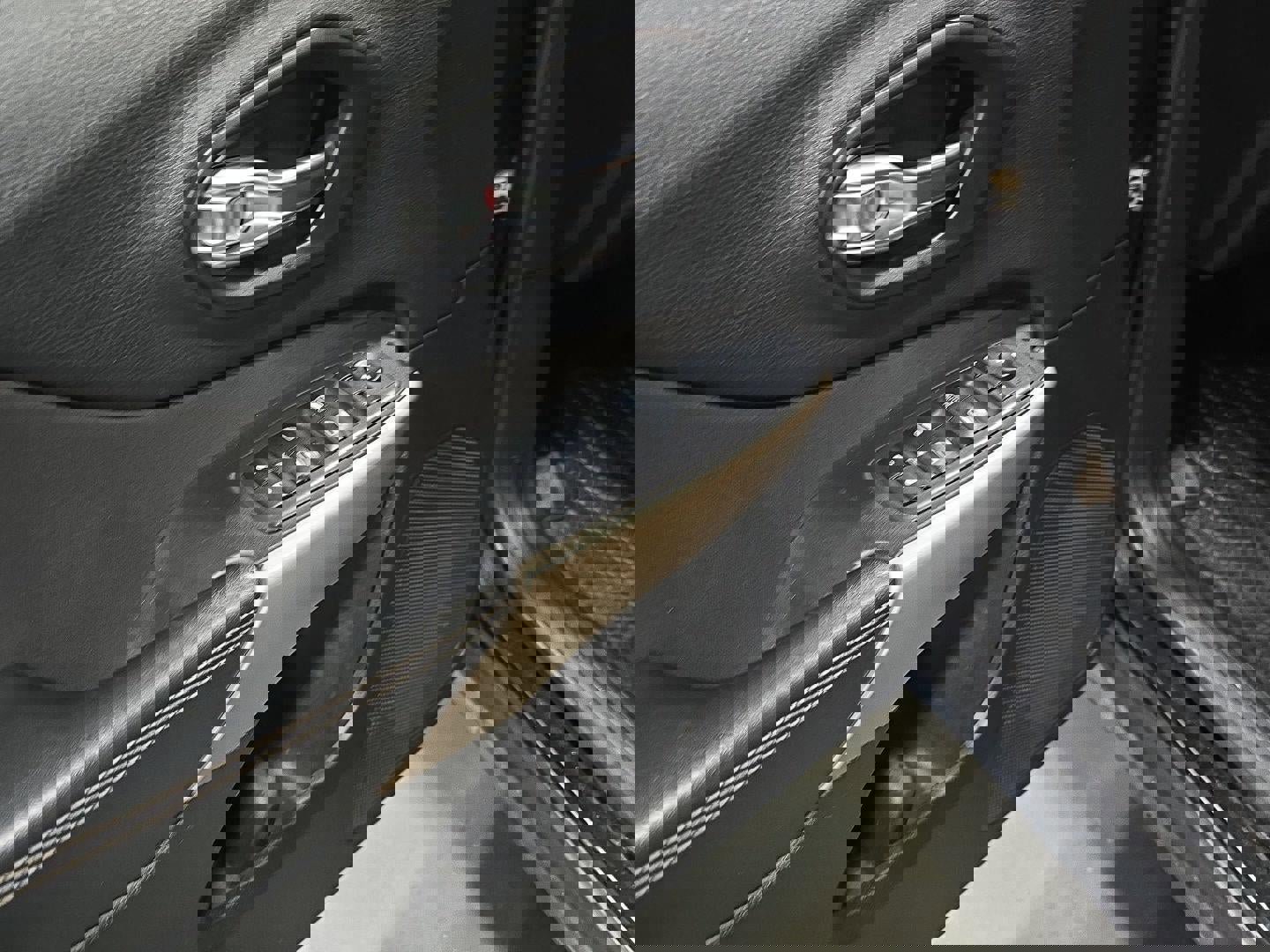 Used 2018 Jeep Cherokee Latitude w/ Cold Weather Group image 9