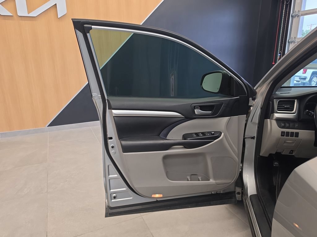 Used 2018 Toyota Highlander XLE FWD image 14