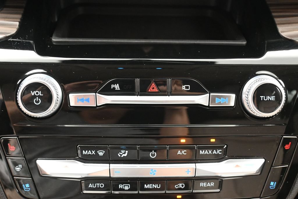 Used 2022 Ford Explorer Limited w/ Equipment Group 301A AWD/4WD image 23