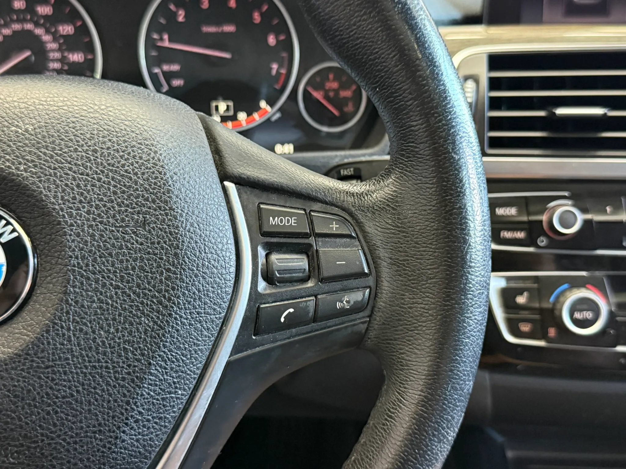Used 2018 BMW 320i Sedan RWD image 13
