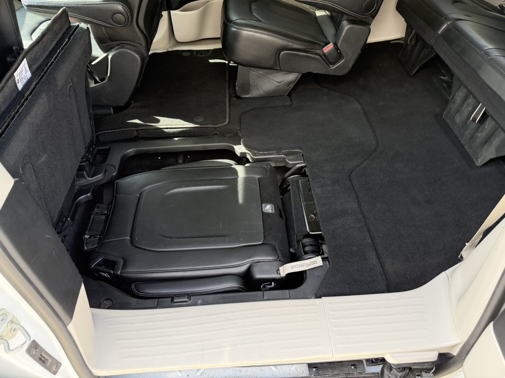 Used 2024 Chrysler Pacifica Touring-L FWD image 14