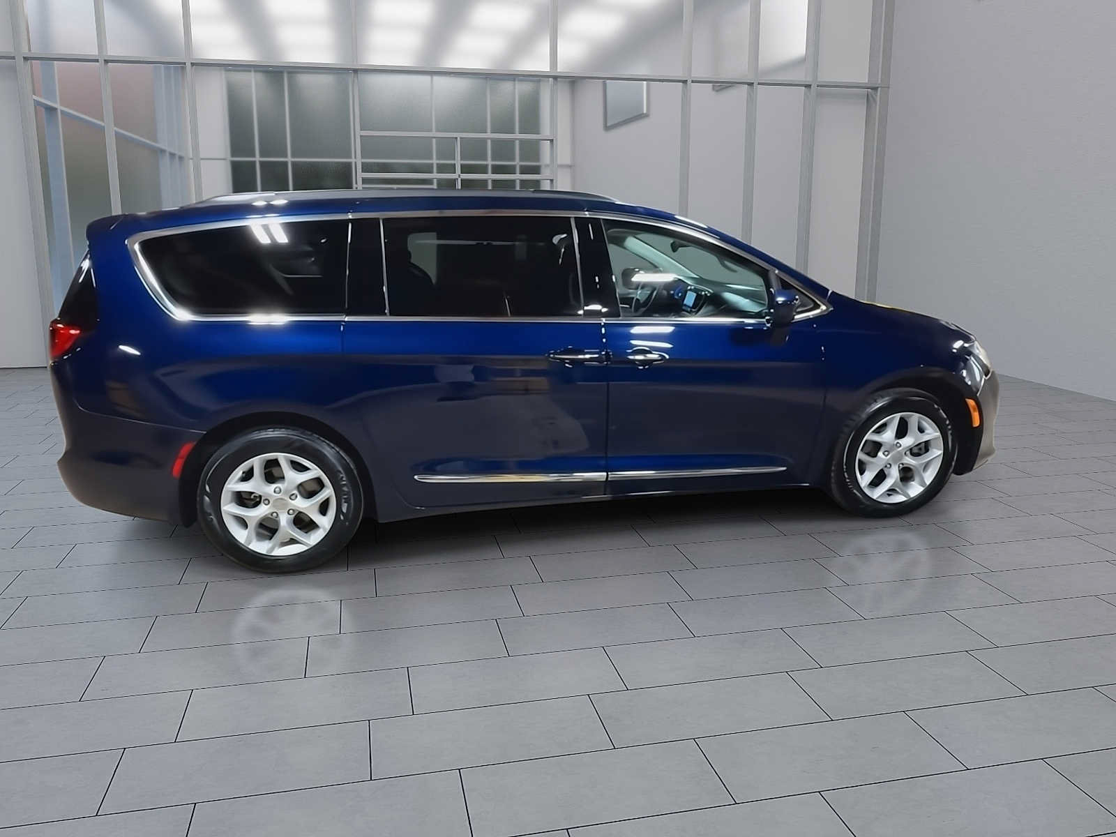 Used 2017 Chrysler Pacifica Touring-L w/ Tire & Wheel Group FWD image 9