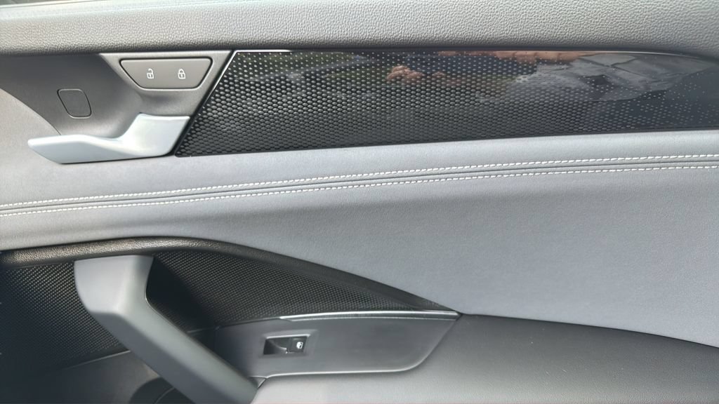 New 2026 Volkswagen Tiguan SE R-Line FWD image 13