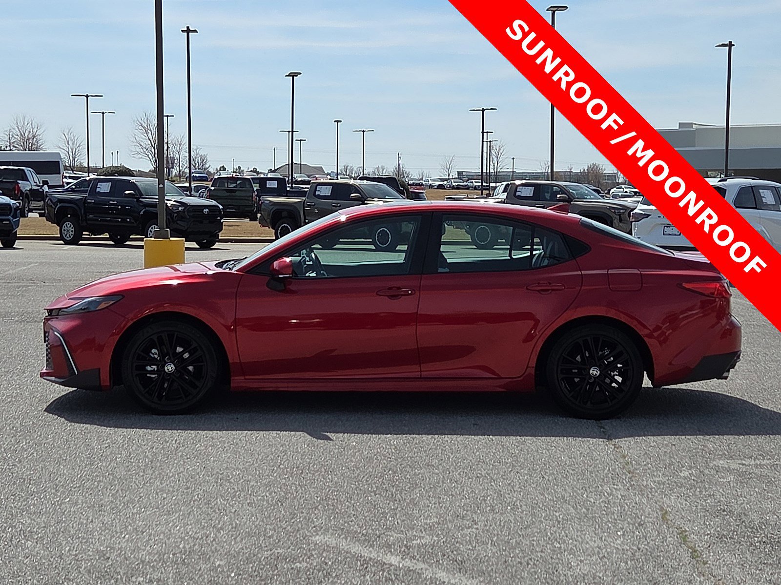 Used 2025 Toyota Camry SE w/ Convenience Package image 3