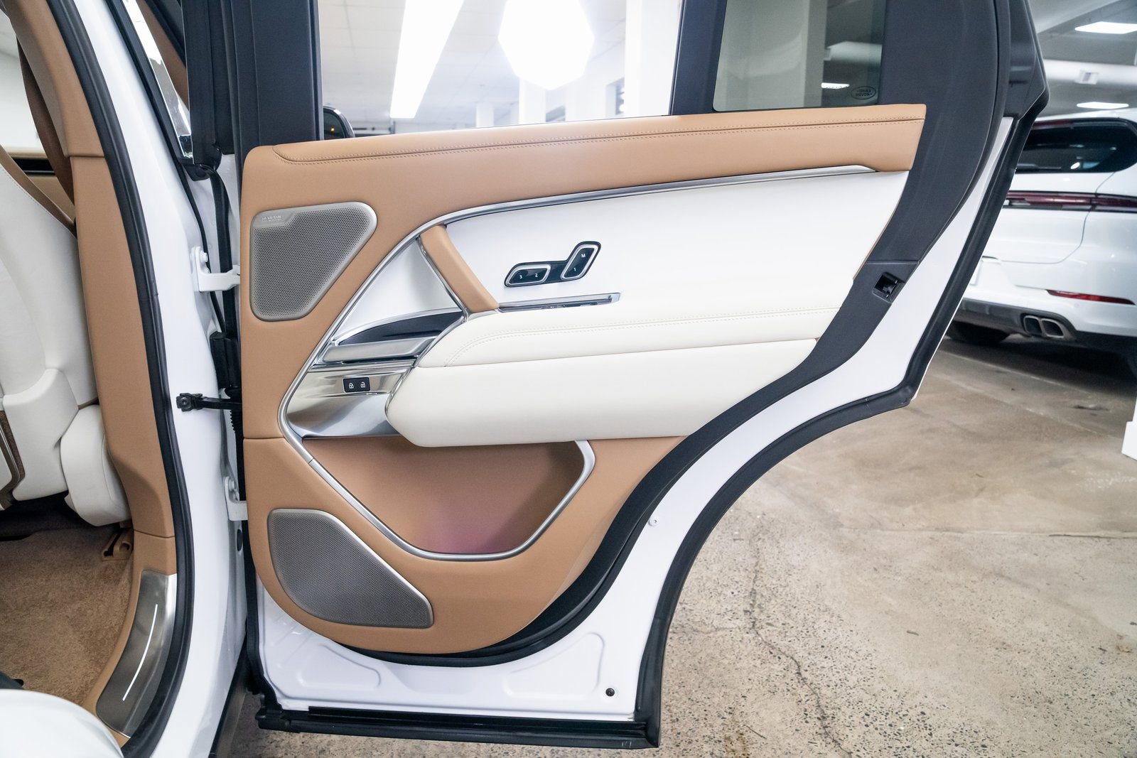 Used 2023 Land Rover Range Rover SV image 25