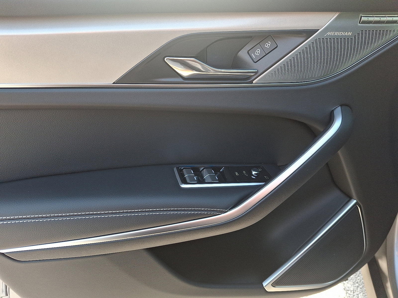 New 2026 Jaguar F-PACE R-Dynamic S image 10