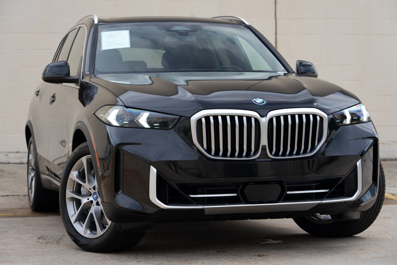 Used 2024 BMW X5 xDrive50e w/ Parking Assistance Package AWD/4WD image 4