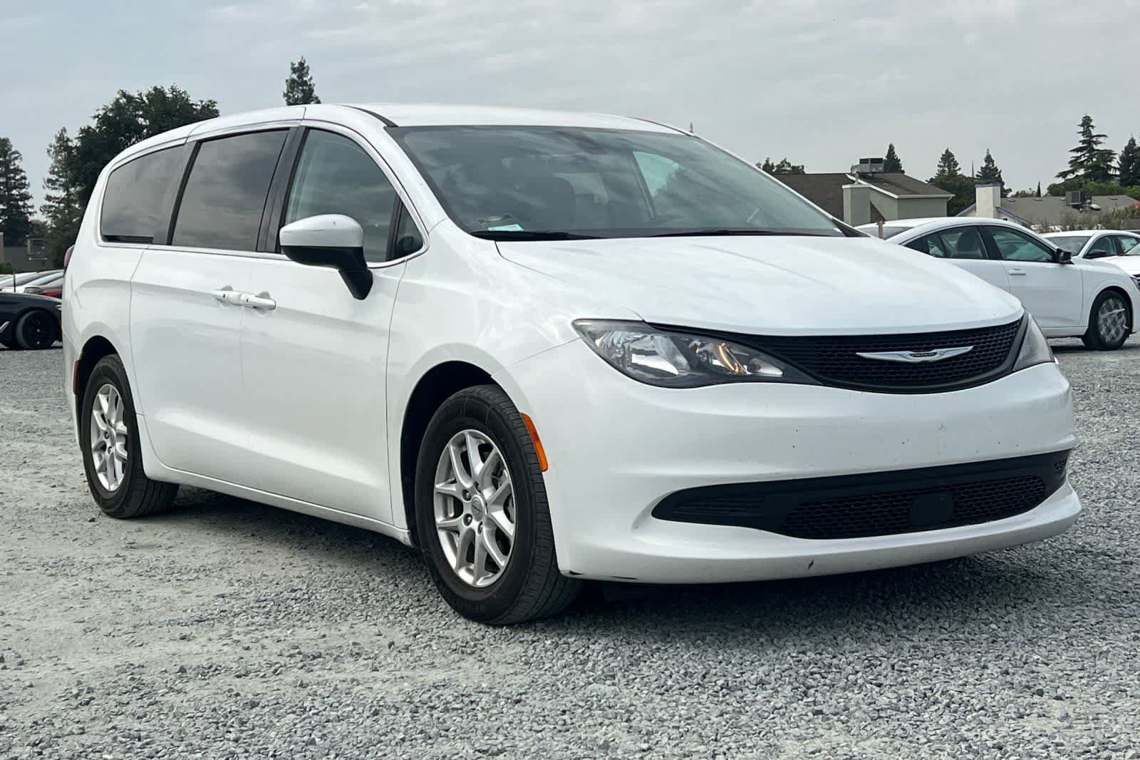 Used 2022 Chrysler Voyager LX FWD image 9