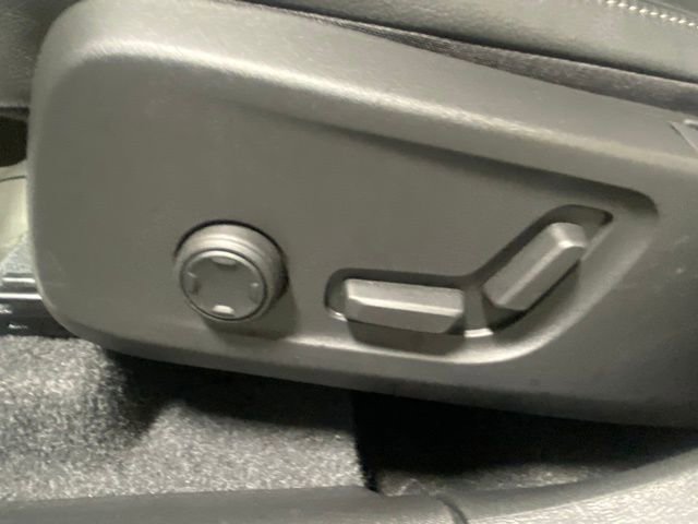 Certified 2025 Volvo XC40 B5 Core image 12