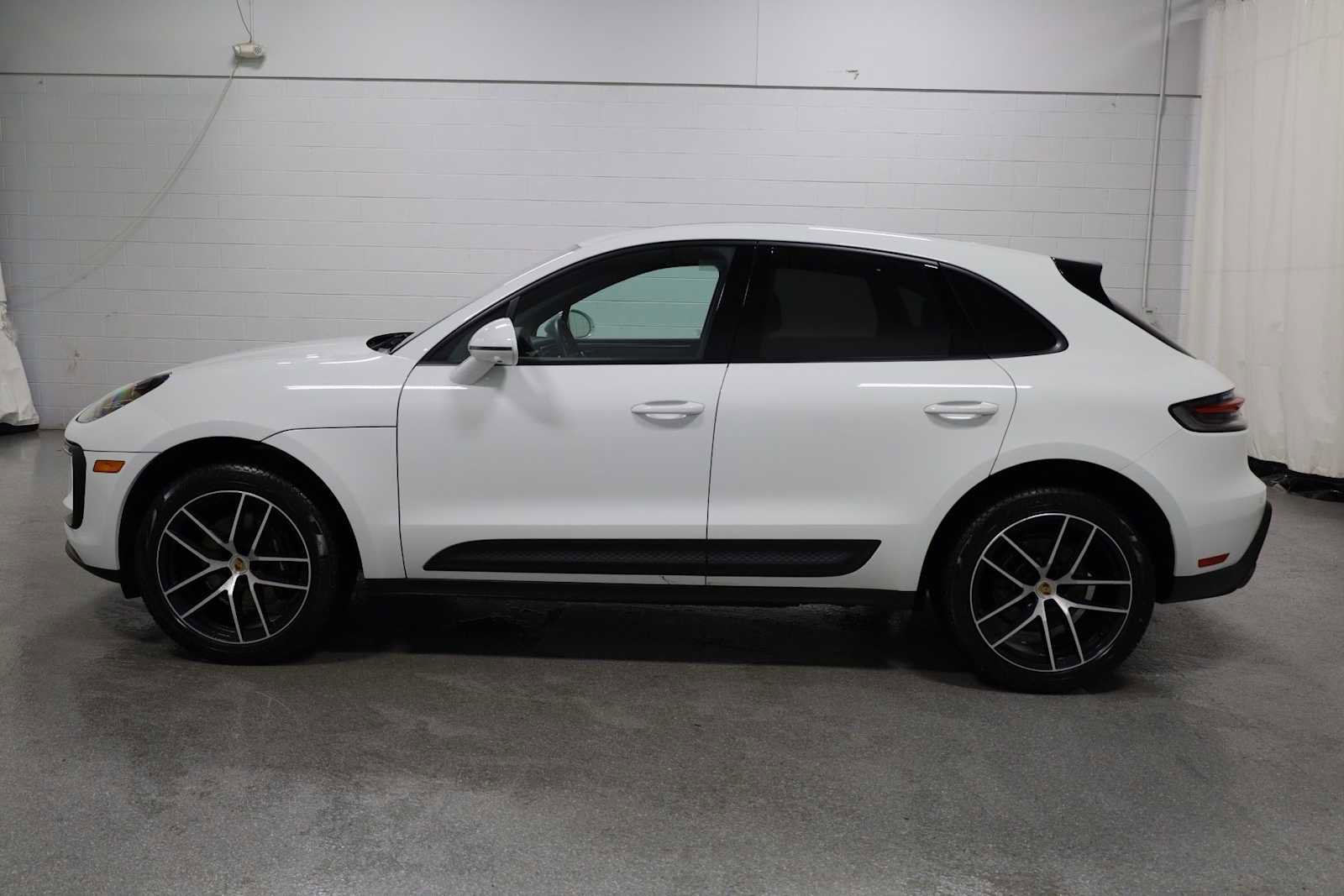 Certified 2025 Porsche Macan image 2