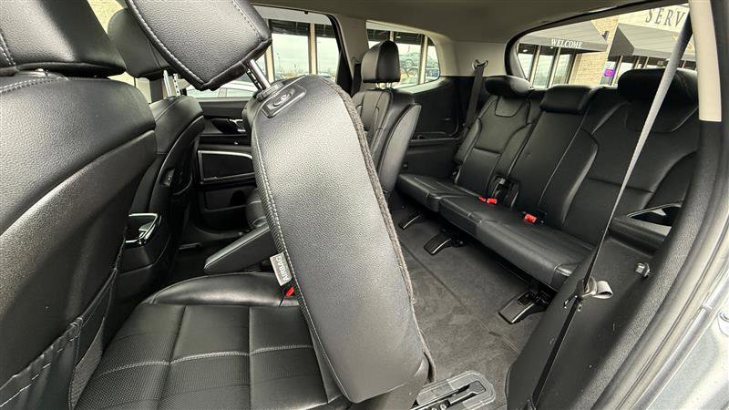 Used 2024 Kia Telluride EX w/ EX Captain's Chair Package image 16