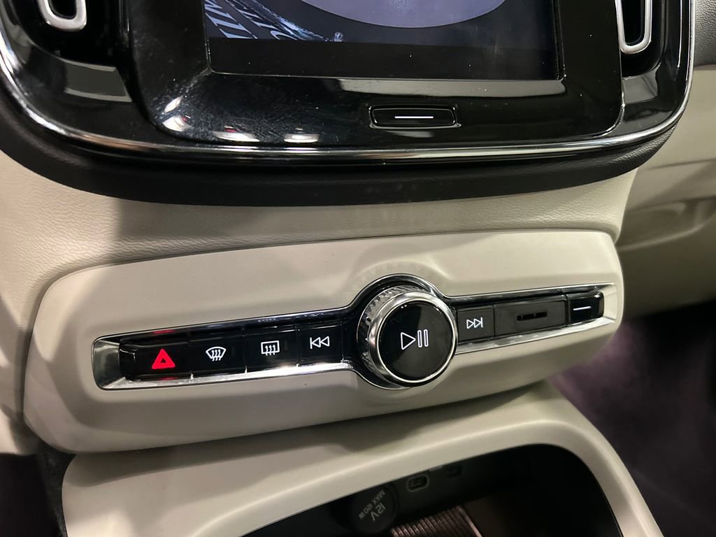 Certified 2023 Volvo XC40 B5 Plus image 18