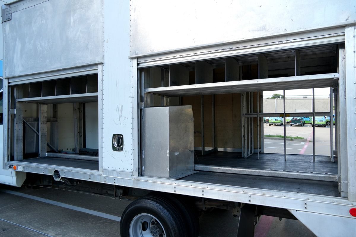 Used 2015 Chevrolet Express 4500 RWD image 46