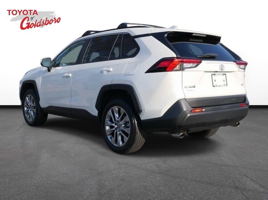 Used 2022 Toyota RAV4 XLE Premium image 8