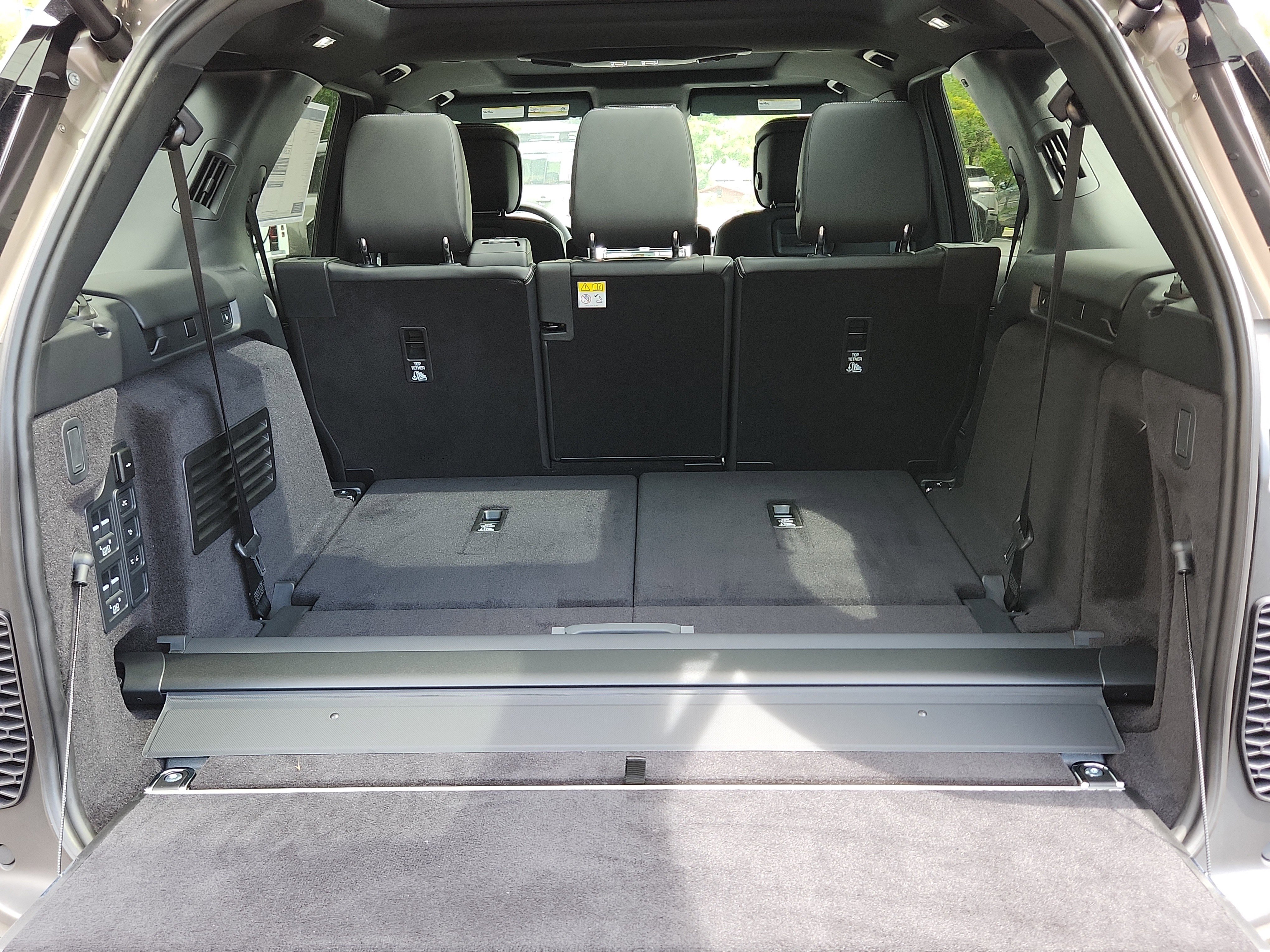 New 2025 Land Rover Discovery Metropolitan Edition image 16
