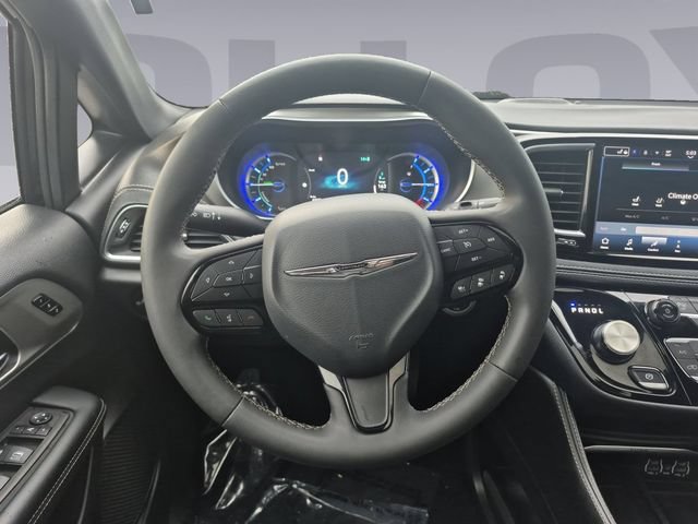 Used 2024 Chrysler Pacifica Premium FWD image 13