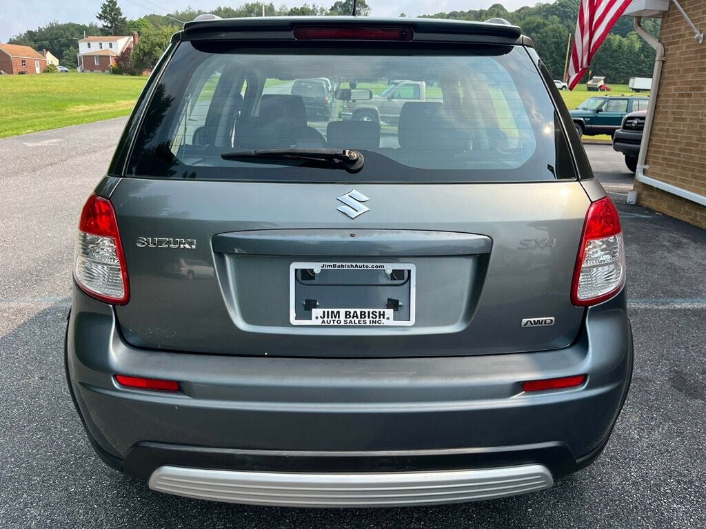 Used 2009 Suzuki SX4 AWD Hatchback w/ Touring Pkg image 4