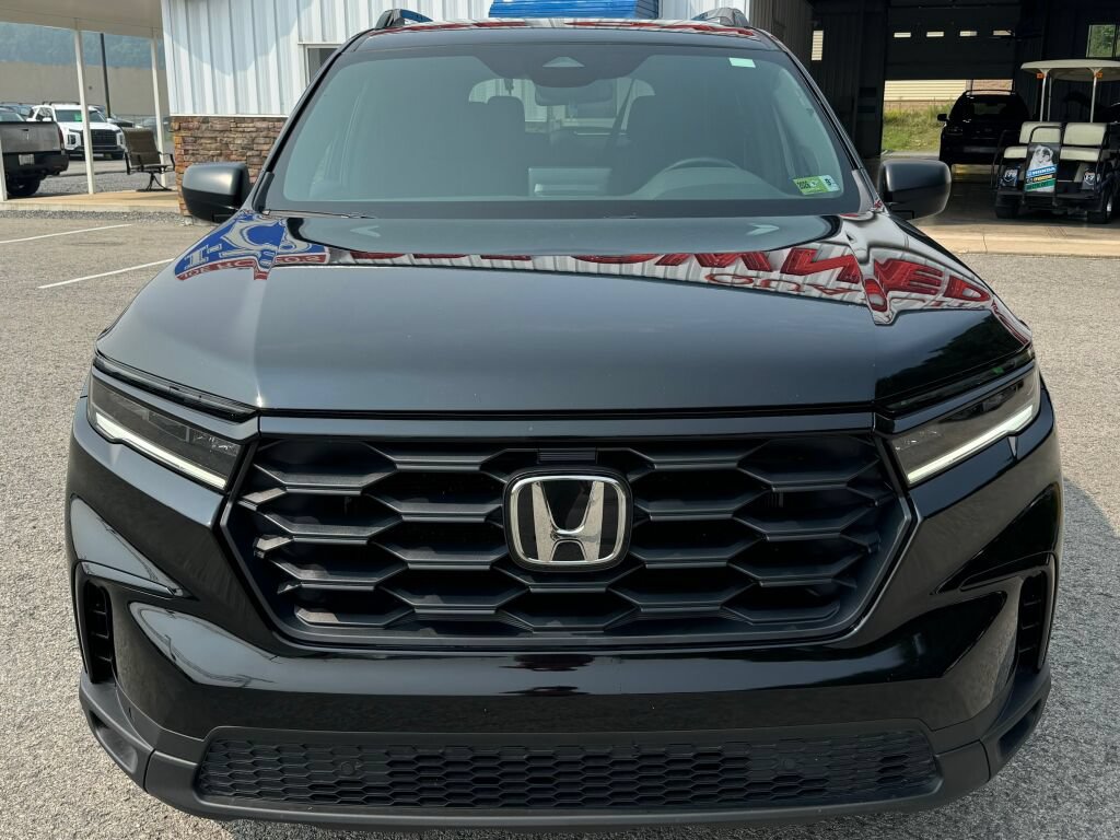 Used 2025 Honda Pilot Sport image 2