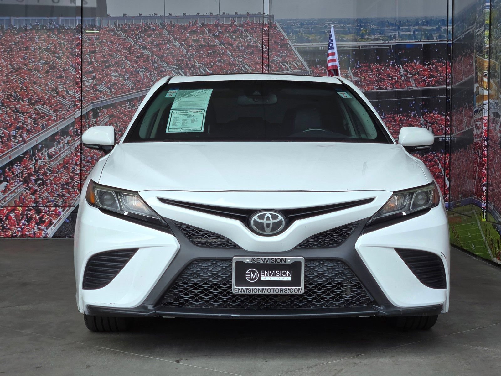 Used 2018 Toyota Camry SE w/ Moonroof Package FWD image 2