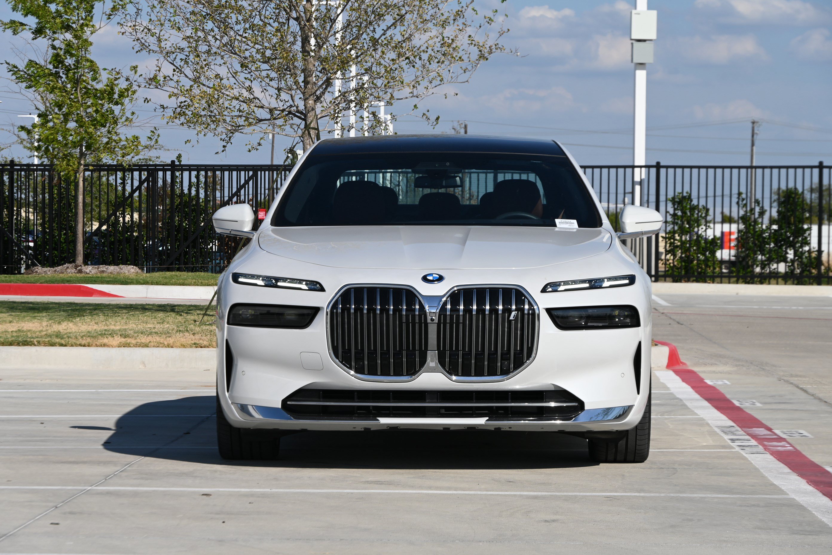 Certified 2023 BMW i7 xDrive60 w/ Executive Package 2 AWD/4WD image 3