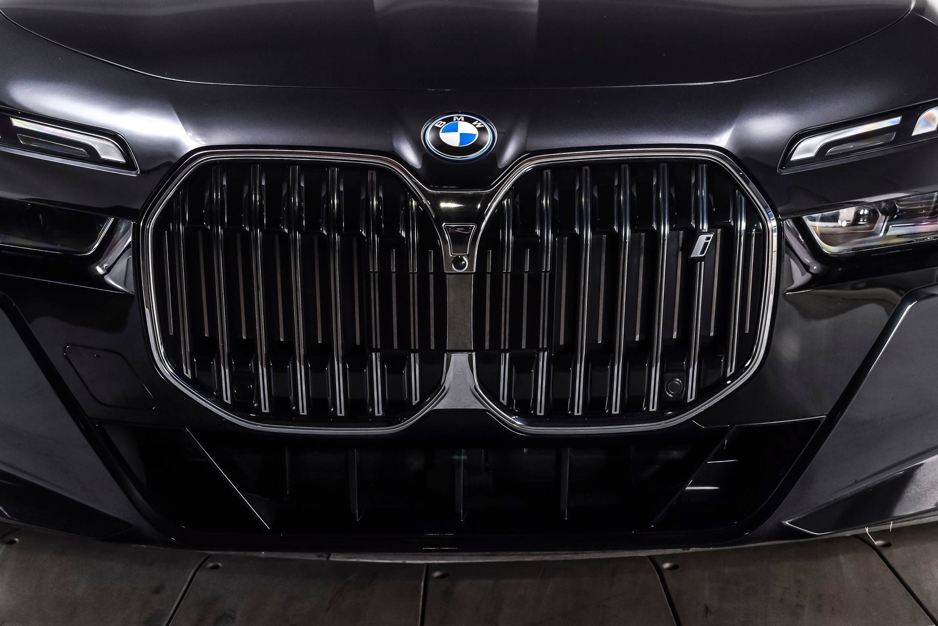 Used 2023 BMW i7 xDrive60 AWD/4WD image 9
