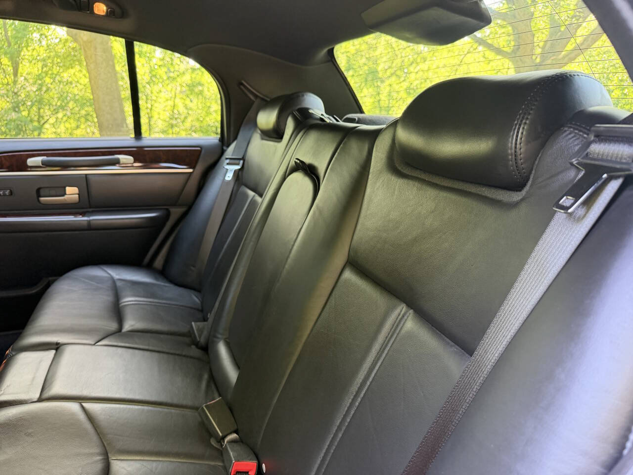 Used 2006 Lincoln Town Car Signature L RWD image 13