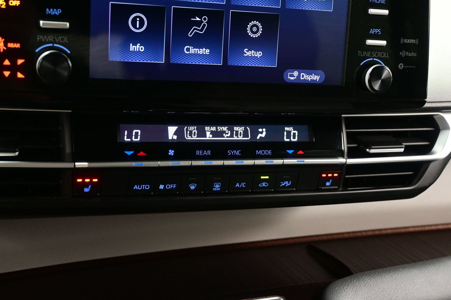 Used 2024 Toyota Sienna XLE FWD image 22