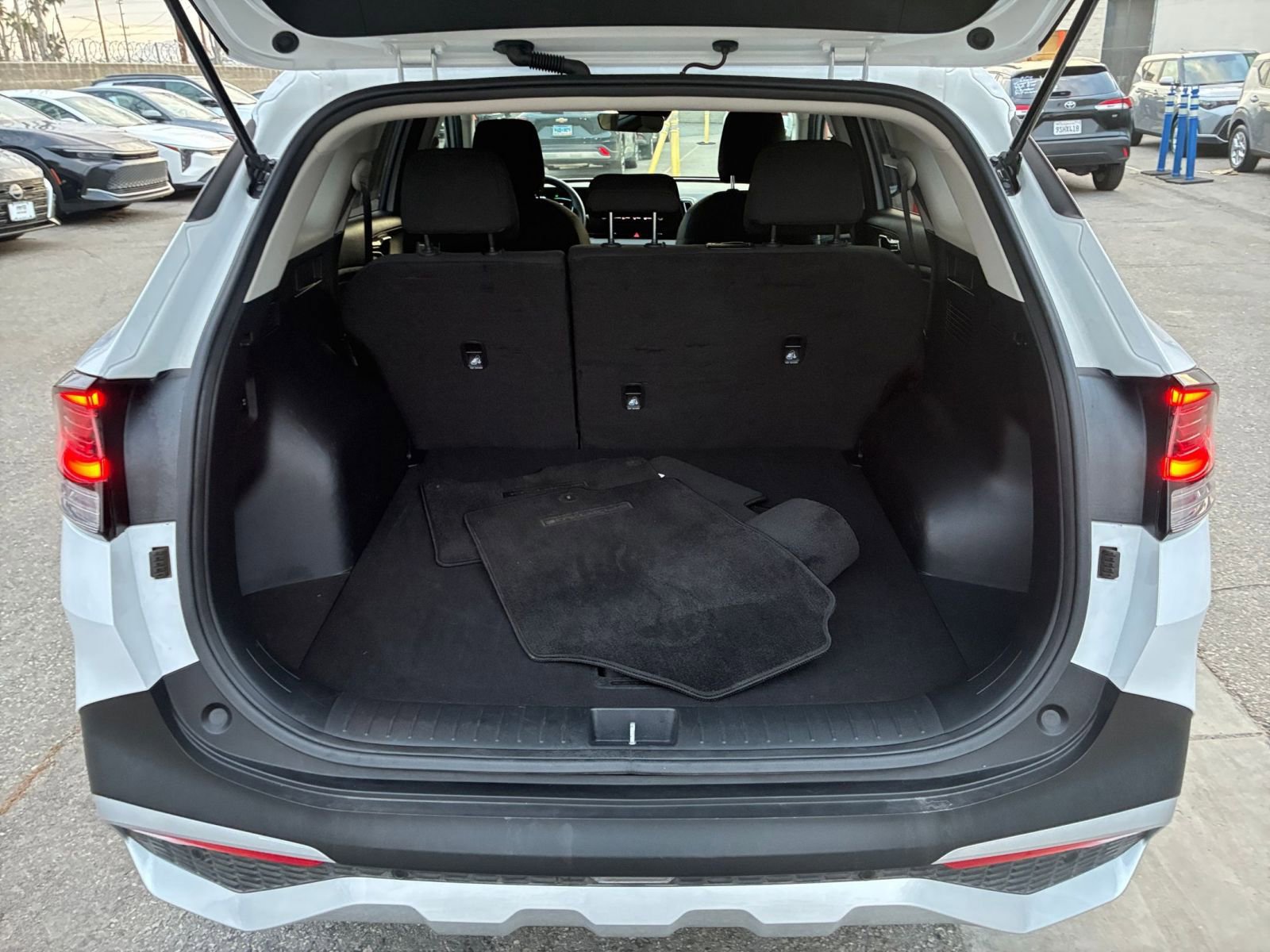 Used 2025 Kia Sportage LX image 30