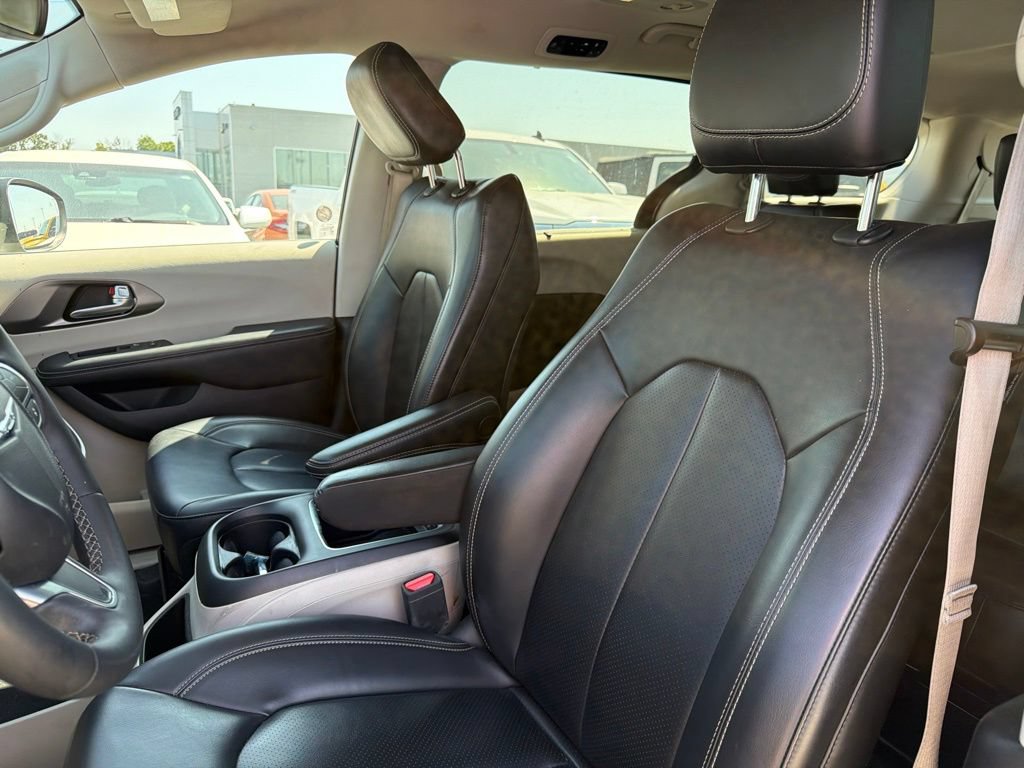 Used 2023 Chrysler Pacifica Touring-L FWD image 9