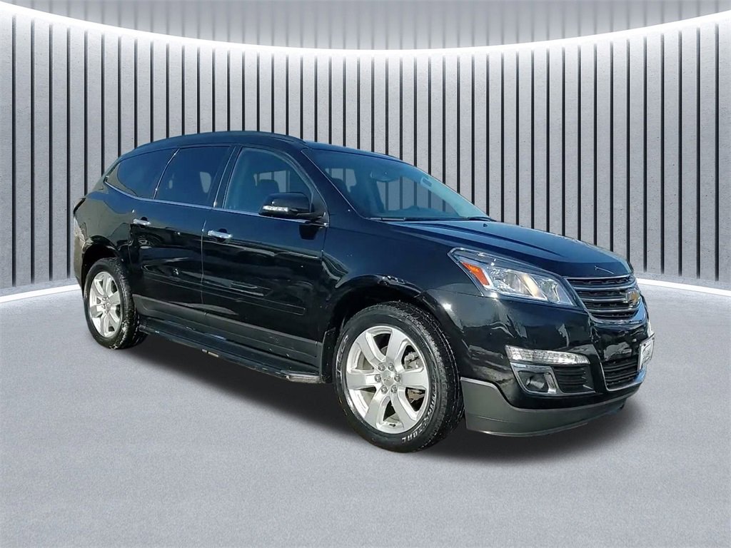 Used 2017 Chevrolet Traverse LT w/ Style and Technology Package image 2