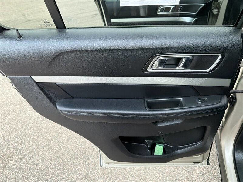 Used 2017 Ford Explorer XLT w/ Equipment Group 202A image 15