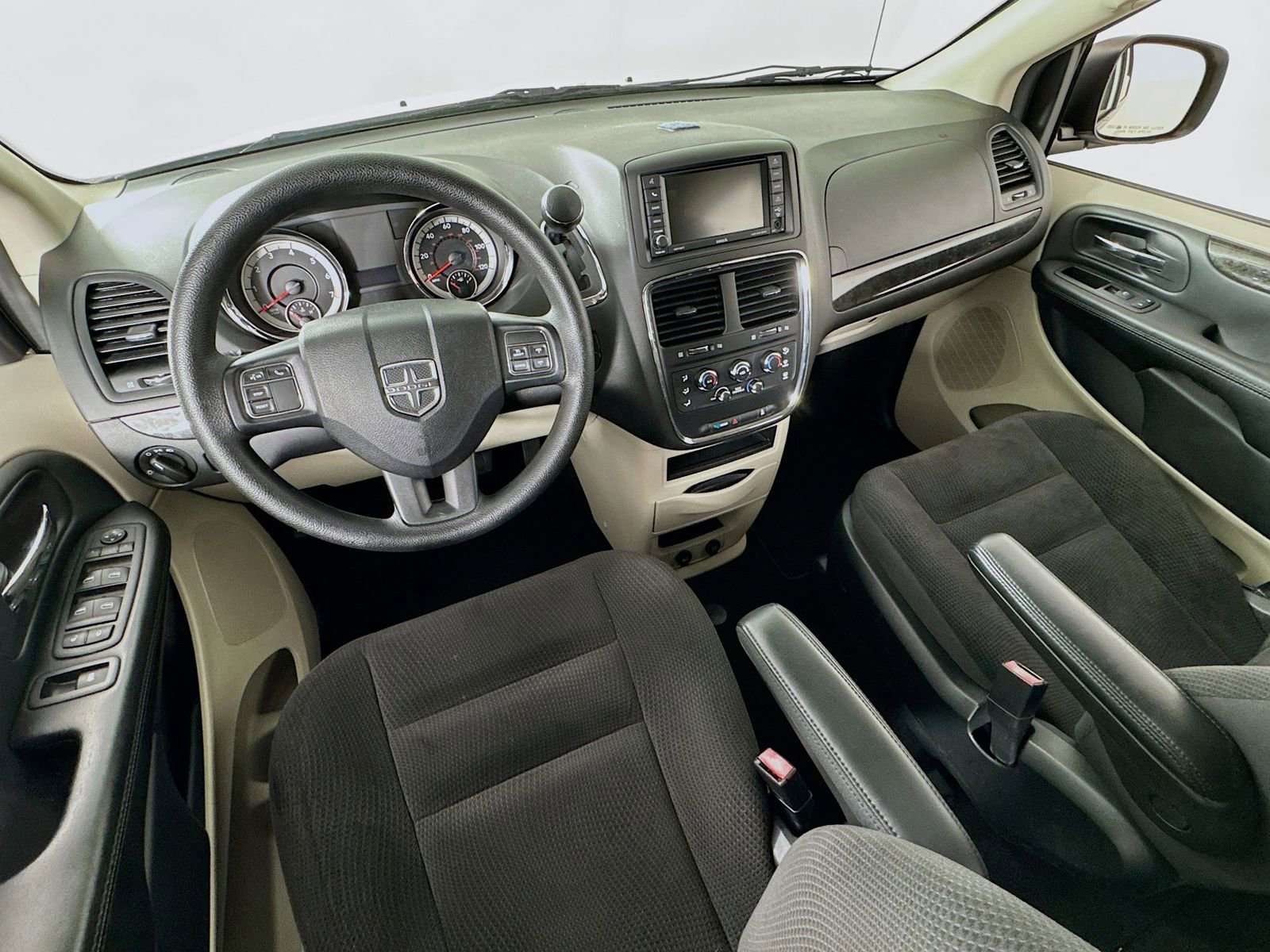 Used 2018 Dodge Grand Caravan SE w/ UConnect Hands-Free Group image 19