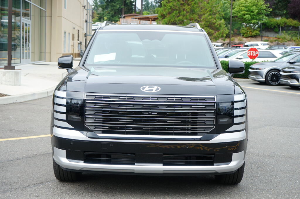 Used 2026 Hyundai Palisade Calligraphy image 2