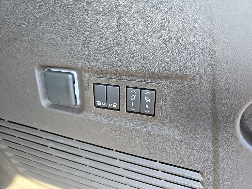 Used 2024 Chevrolet Suburban LT w/ Luxury Package AWD/4WD image 6