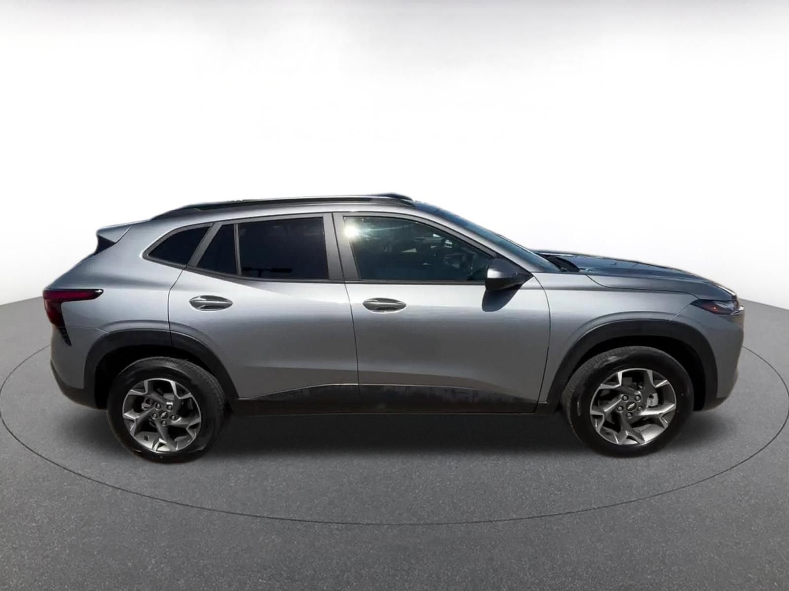 Used 2025 Chevrolet Trax LT FWD image 16