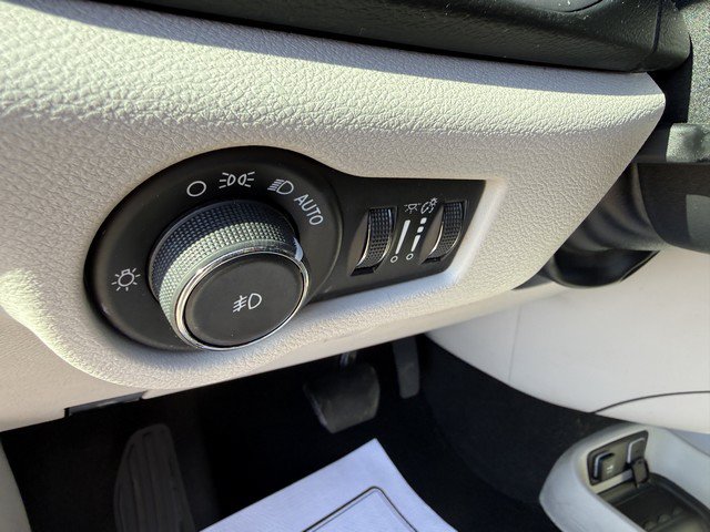 Used 2017 Chrysler Pacifica Touring-L FWD image 18
