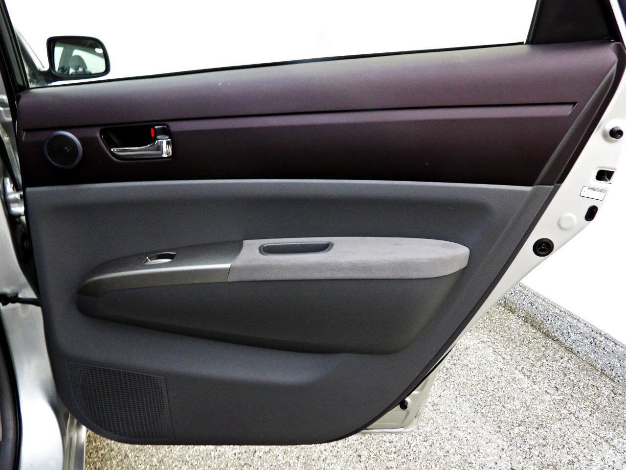 Used 2005 Toyota Prius w/ Pkg 6 FWD image 11