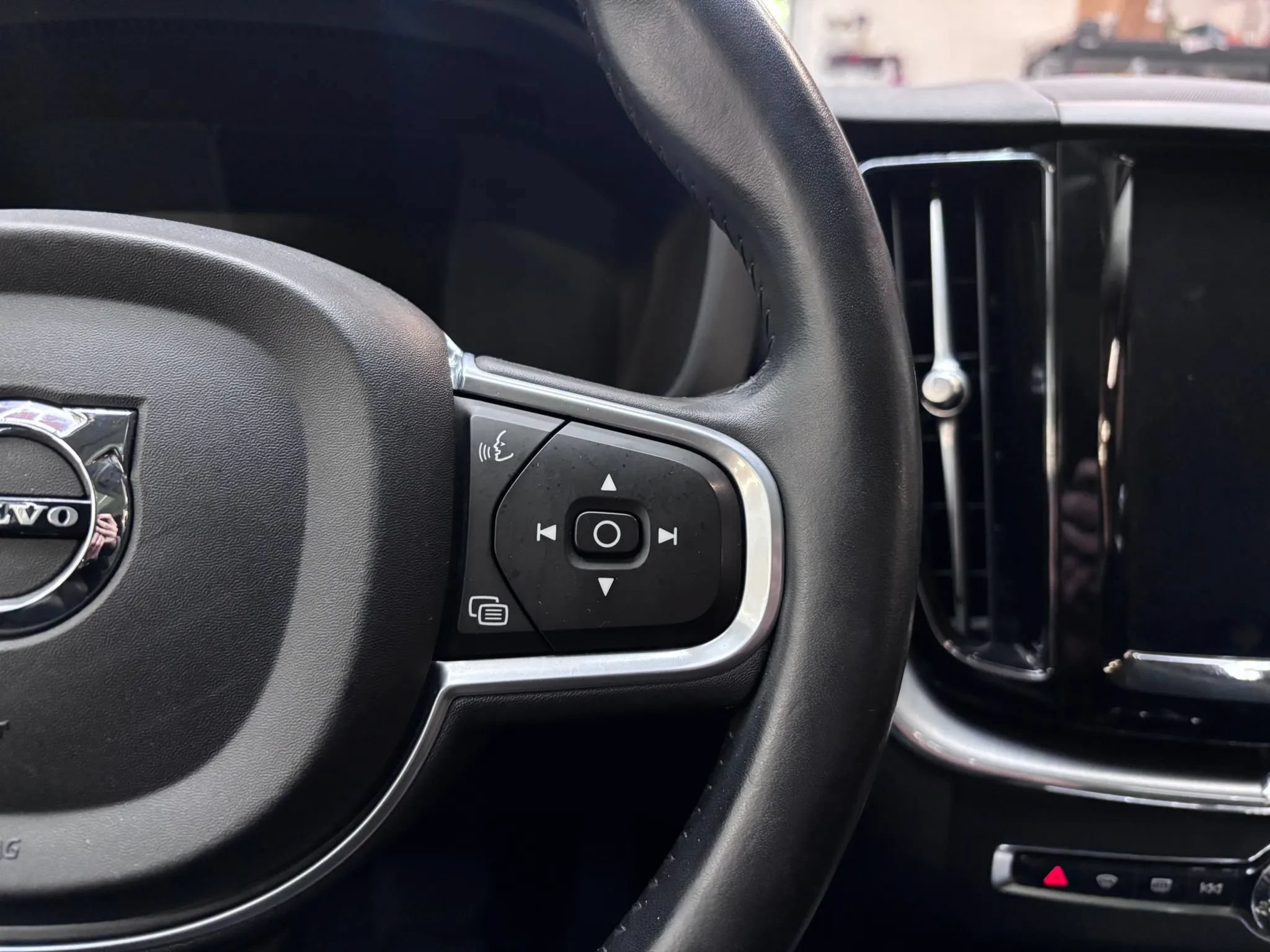 Used 2018 Volvo XC60 T6 Momentum w/ Vision Package AWD/4WD image 15