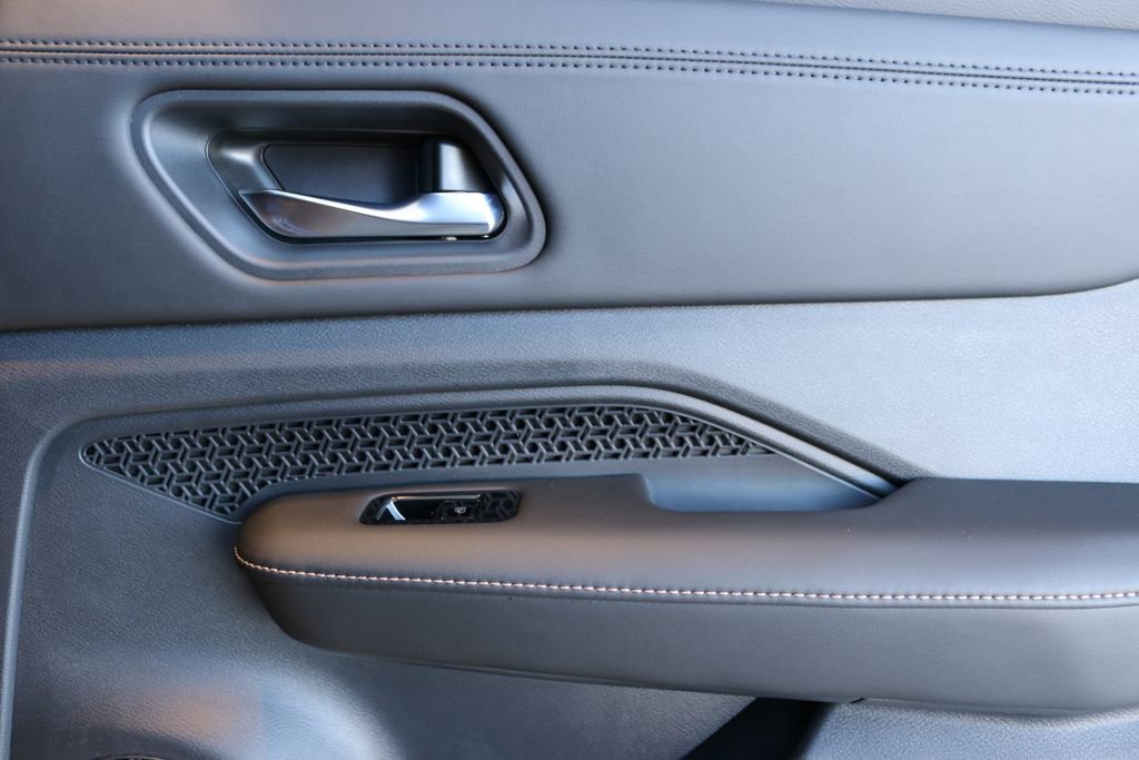 Used 2023 Nissan Ariya AWD image 30