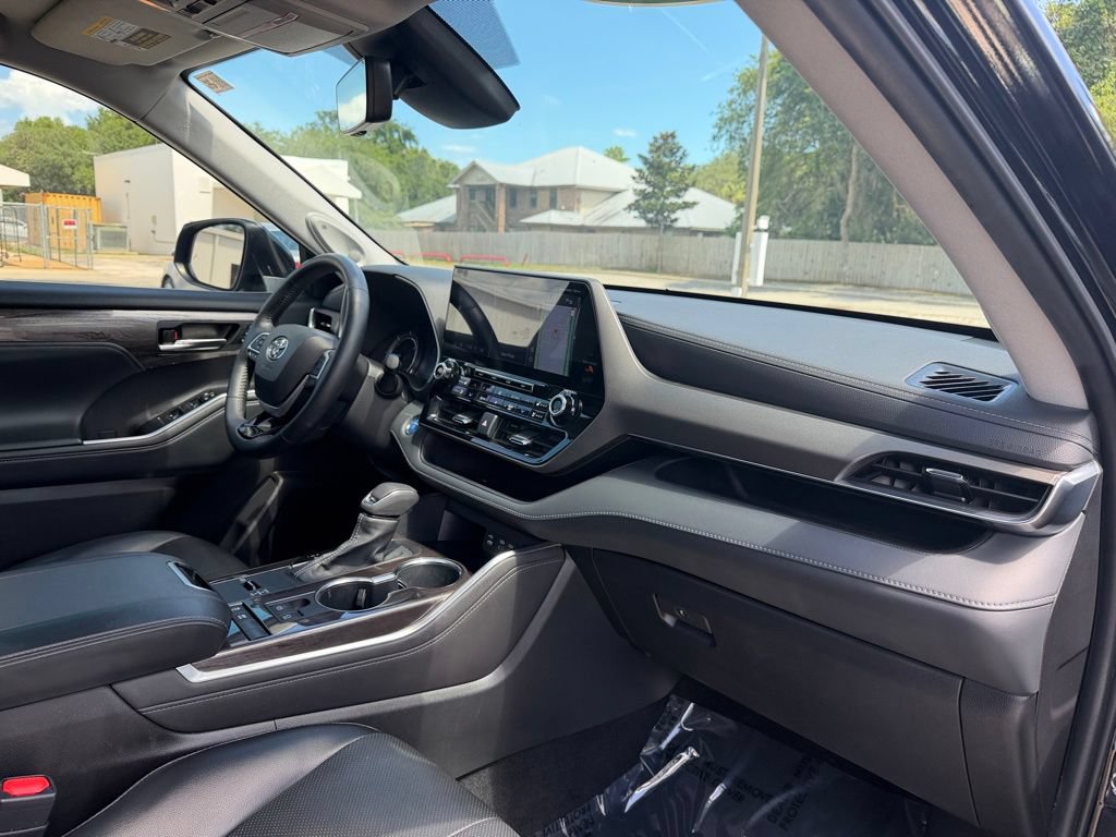 Used 2022 Toyota Highlander Limited FWD image 28