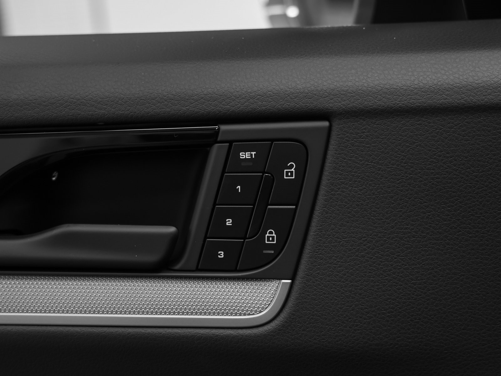 Used 2025 Porsche Cayenne image 25