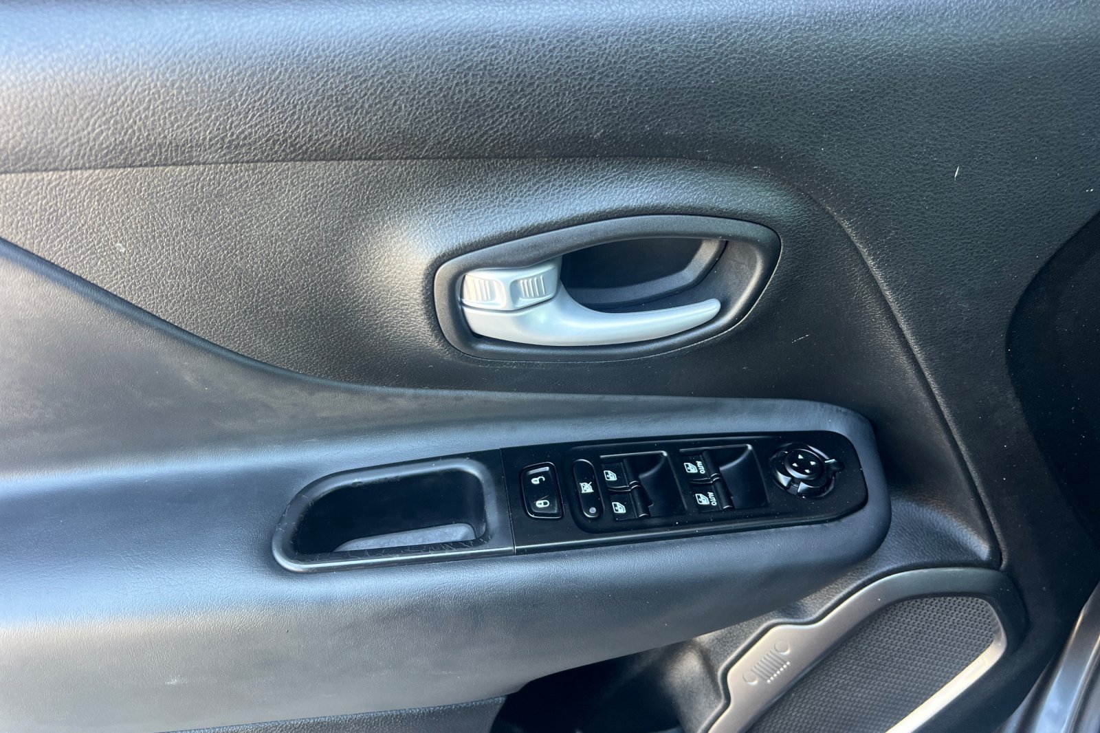 Used 2023 Jeep Renegade Latitude AWD/4WD image 14