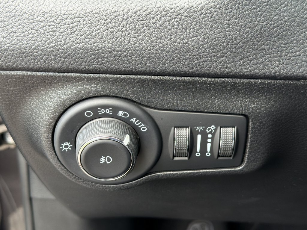 Used 2020 Jeep Compass Latitude w/ Popular Equipment Group FWD image 27