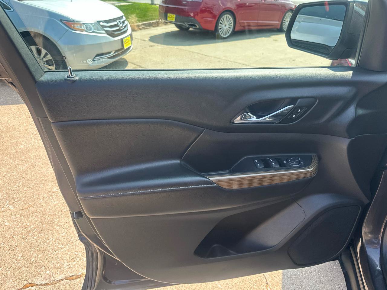 Used 2017 GMC Acadia SLE FWD image 9