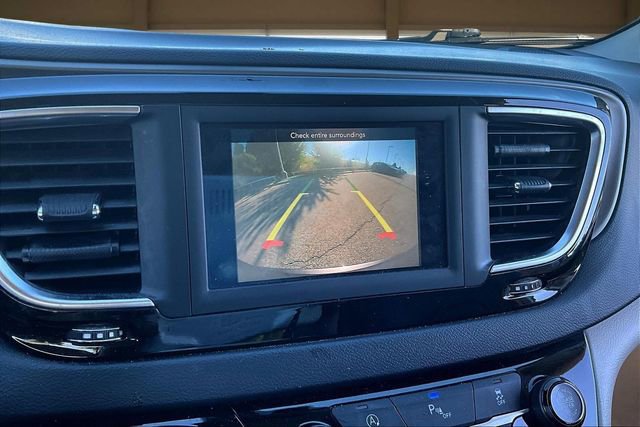 Used 2020 Chrysler Pacifica Touring-L image 21