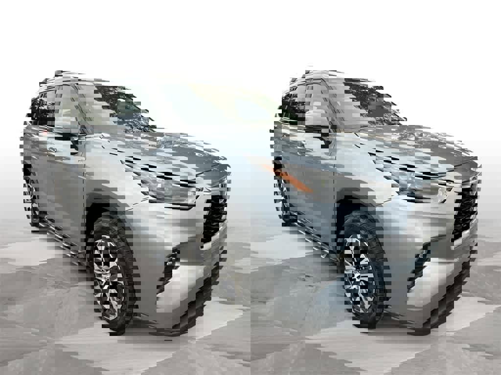 Used 2023 Toyota Highlander XLE image 2