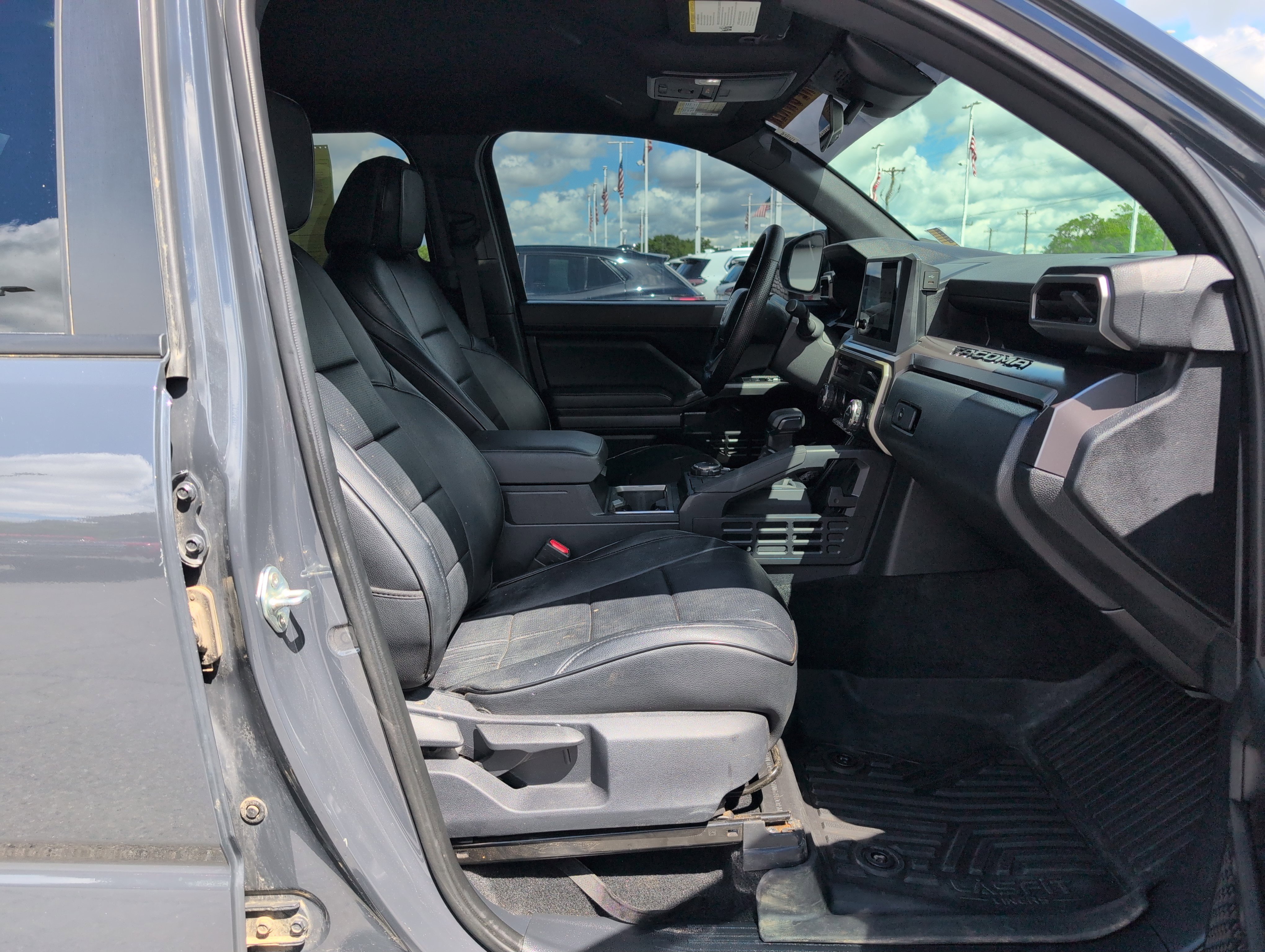 Used 2024 Toyota Tacoma SR5 AWD/4WD image 34